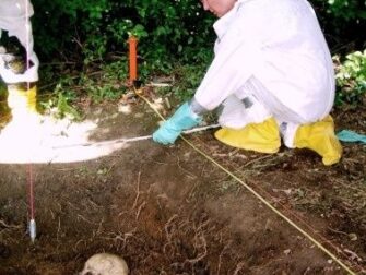 Forensisch team graaft menselijke resten op uit een bodemprofiel