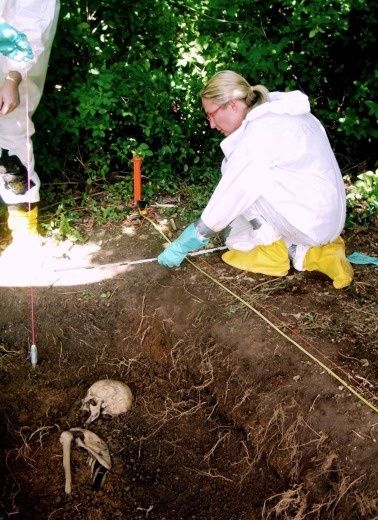 Forensisch team graaft menselijke resten op uit een bodemprofiel